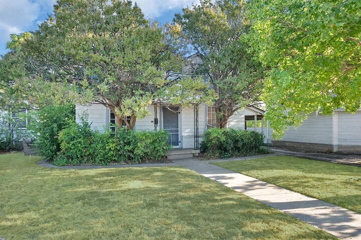 Property Photo: 1228 W Gambrell Street TX 76115