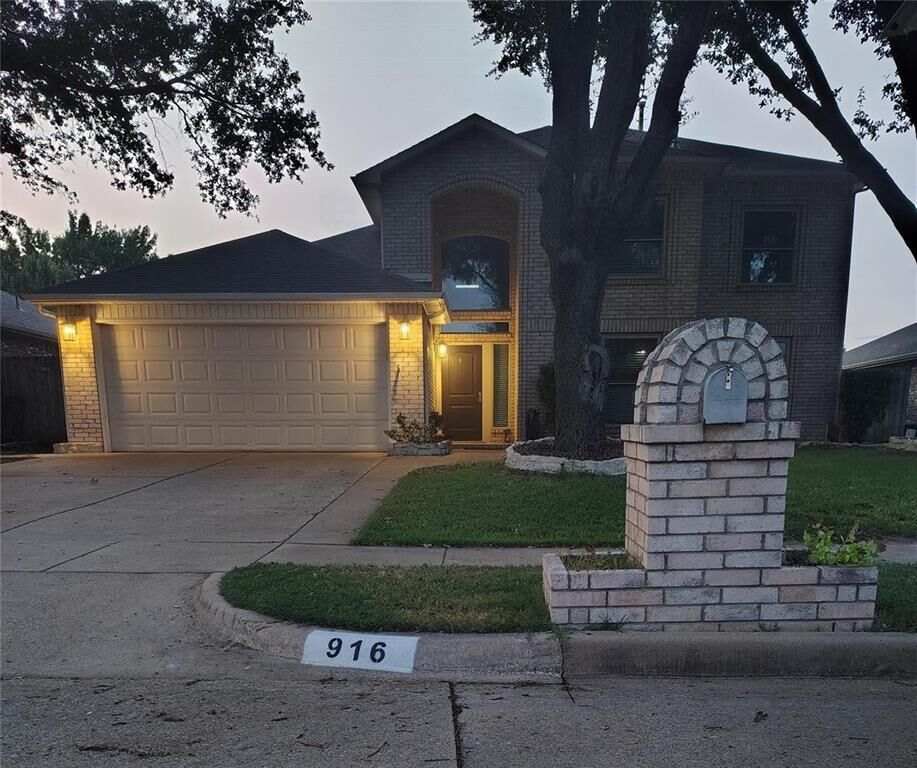 Property Photo: 916 Pennsylvania Drive TX 76131
