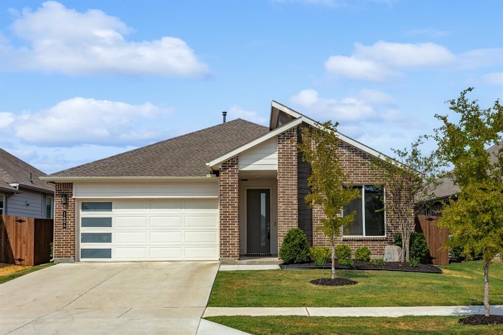 Property Photo: 1604 Woodpecker Street TX 76205