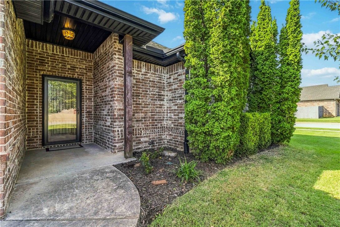Property Photo: 5702 W Red Maple Drive AR 72758