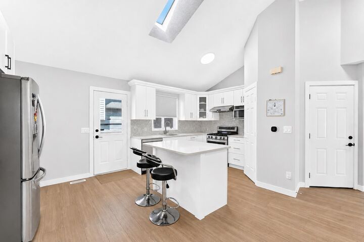 Property Photo:  315 Appleglen Place SE  AB T2A 7V9 