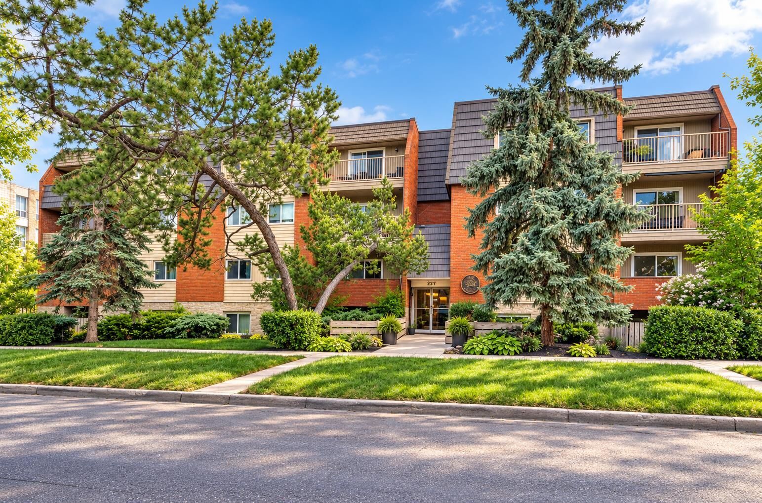 Property Photo:  222 5 Avenue NE 103  AB T2E 0K6 