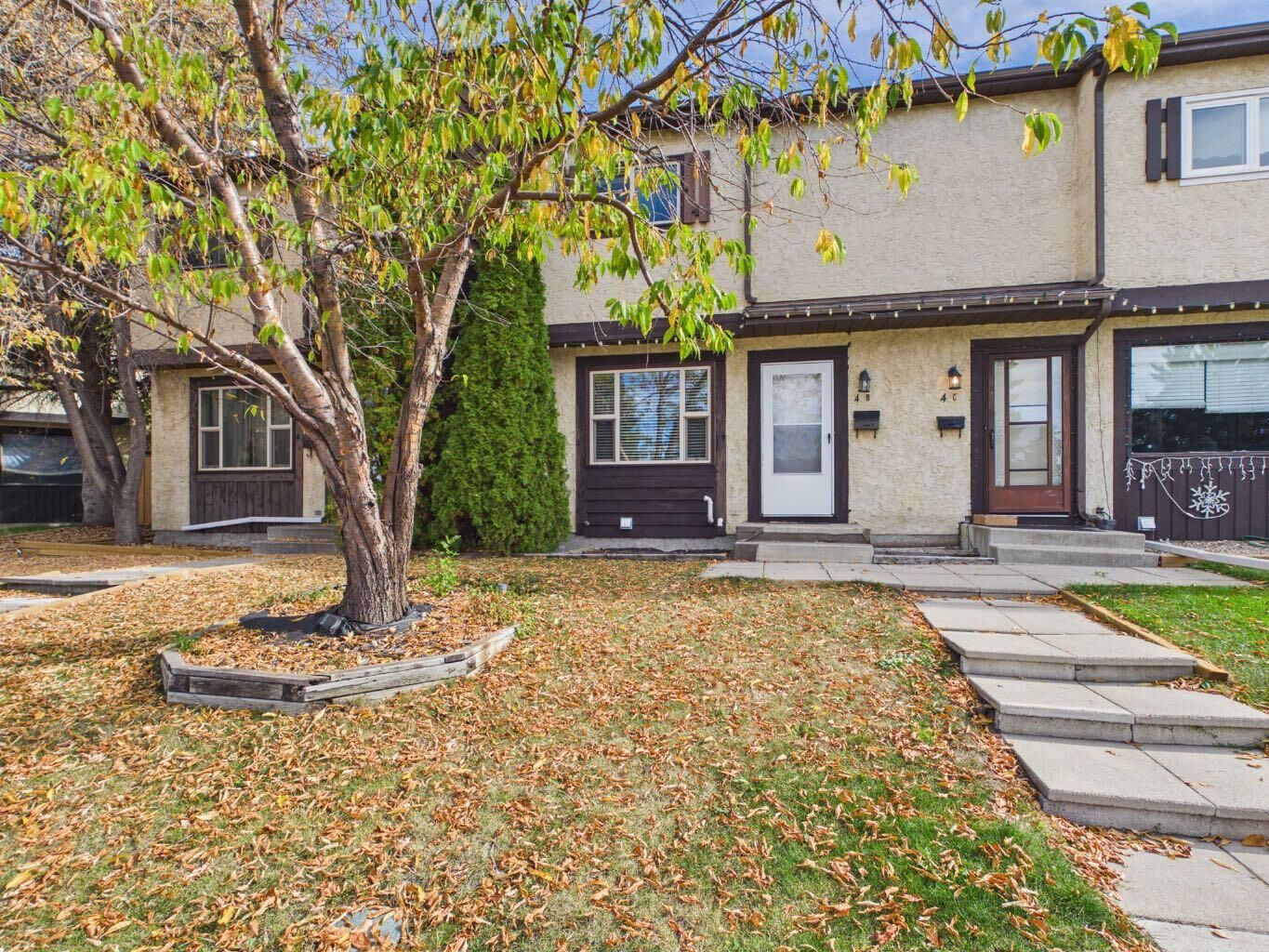 Property Photo:  4 Manning Street B  AB T4R 1N6 