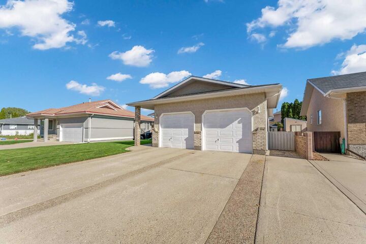 Property Photo:  33 Park Meadows Drive SE  AB T1B 4C3 