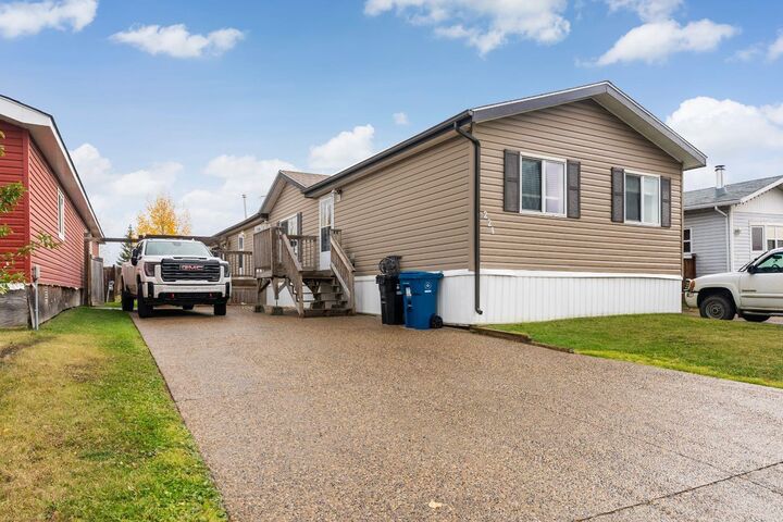 Property Photo: 224 Clausen Crescent AB T9K 2H7