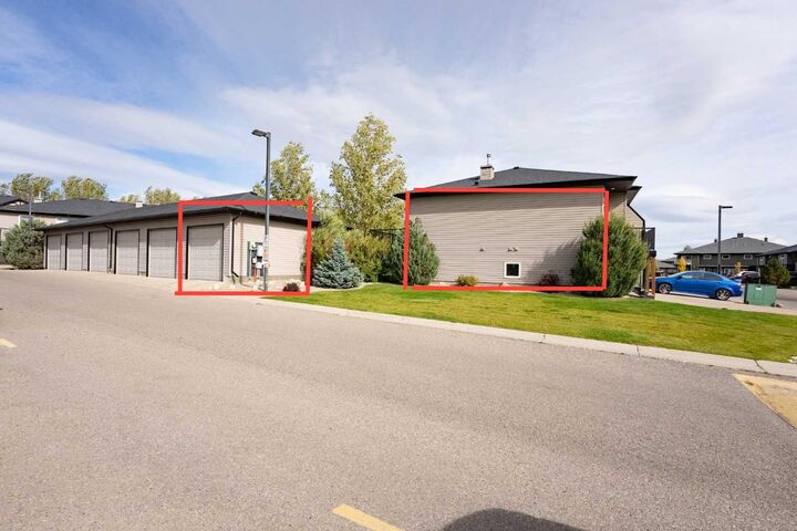 Property Photo:  762 Heritage Boulevard W 3  AB T1K 0W1 