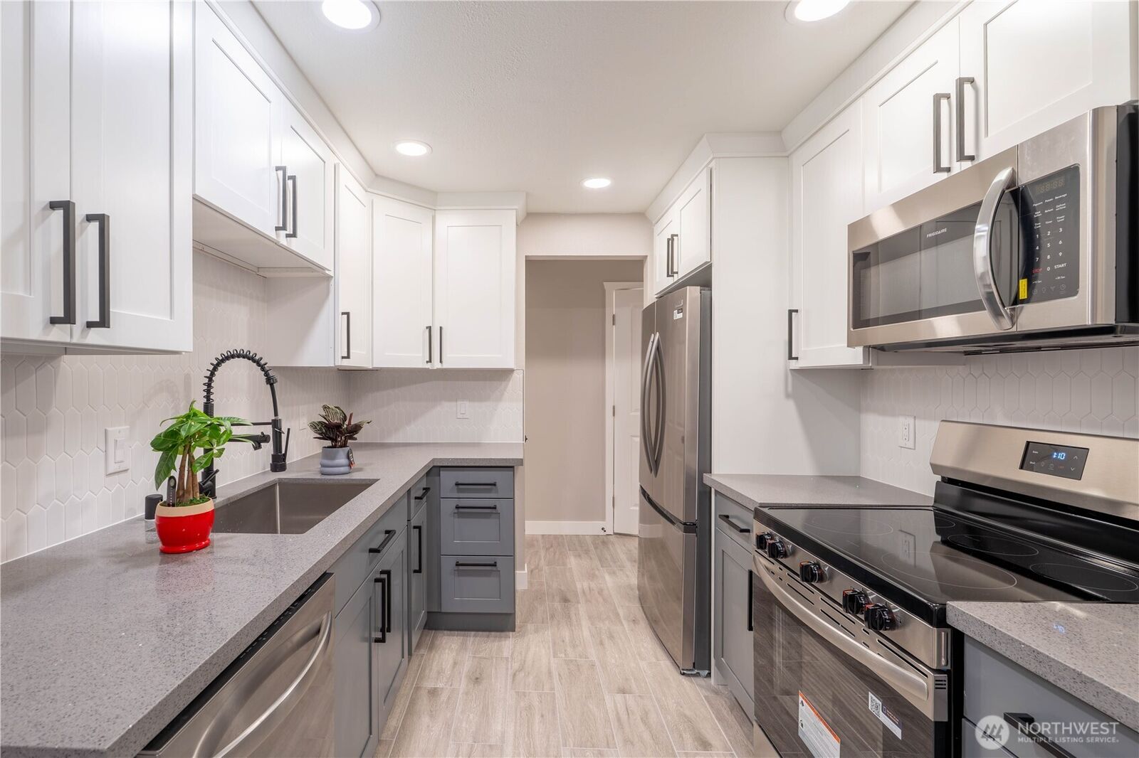 Property Photo:  5502  220th Street SW D 205  WA 98043 