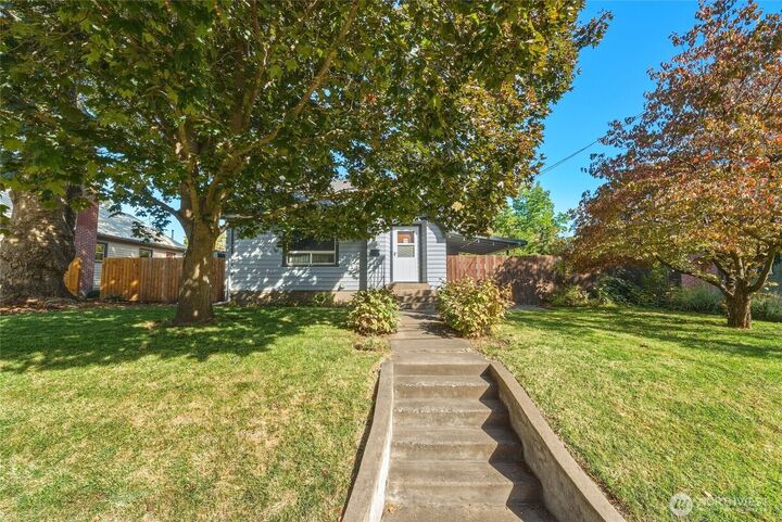 Property Photo: 1028 N Clinton Street WA 99362