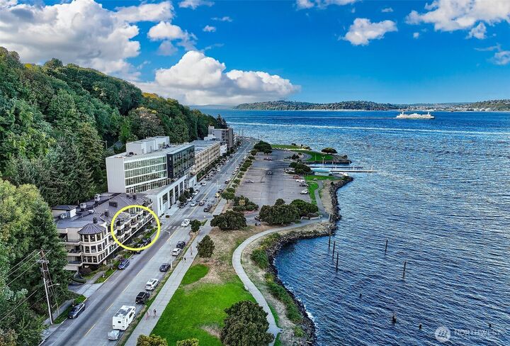 Property Photo:  1331  Harbor Avenue SW 103  WA 98116 