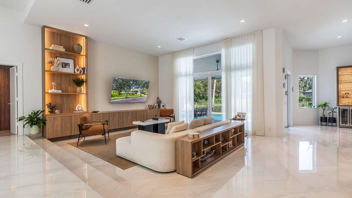 Property Photo:  2678 Meadowood Drive  FL 33332 