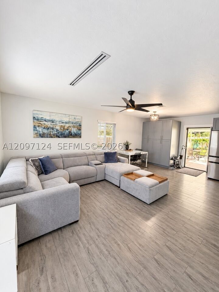 Property Photo:  1435 NE 141st St  FL 33161 