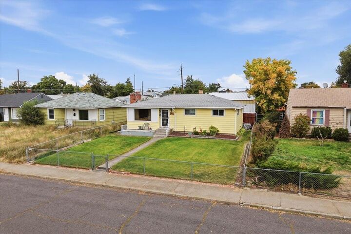 Property Photo: 1211 E Garland Ave WA 99207