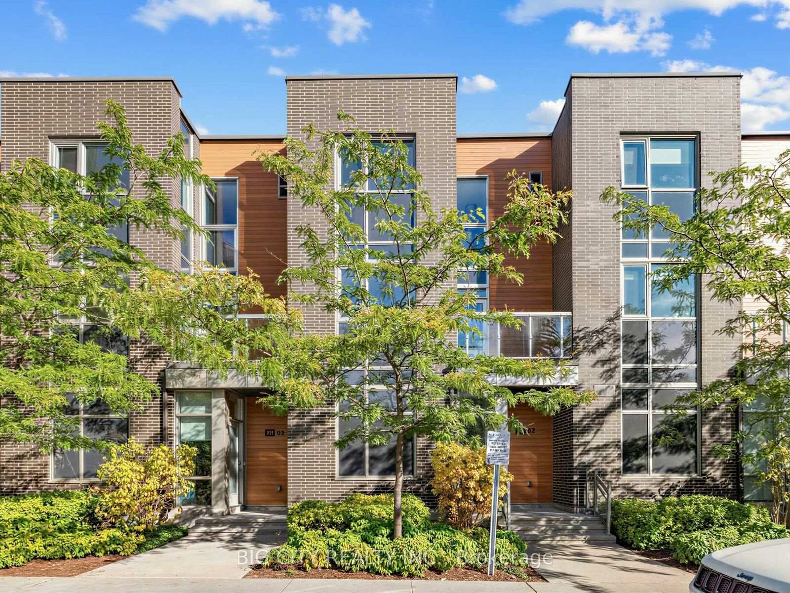 Property Photo:  123 Parkway Forest Drive Th04  ON M2J 1L9 