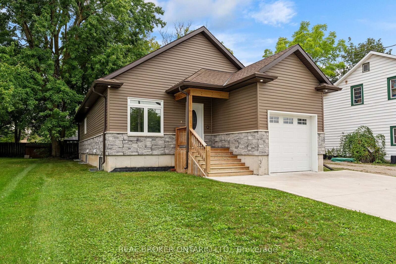 Property Photo:  52 Queen Street  ON N0G 1H0 
