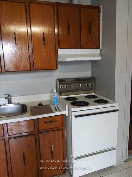 Property Photo:  2863 Dundas Street W #3  ON M6P 1Y9 