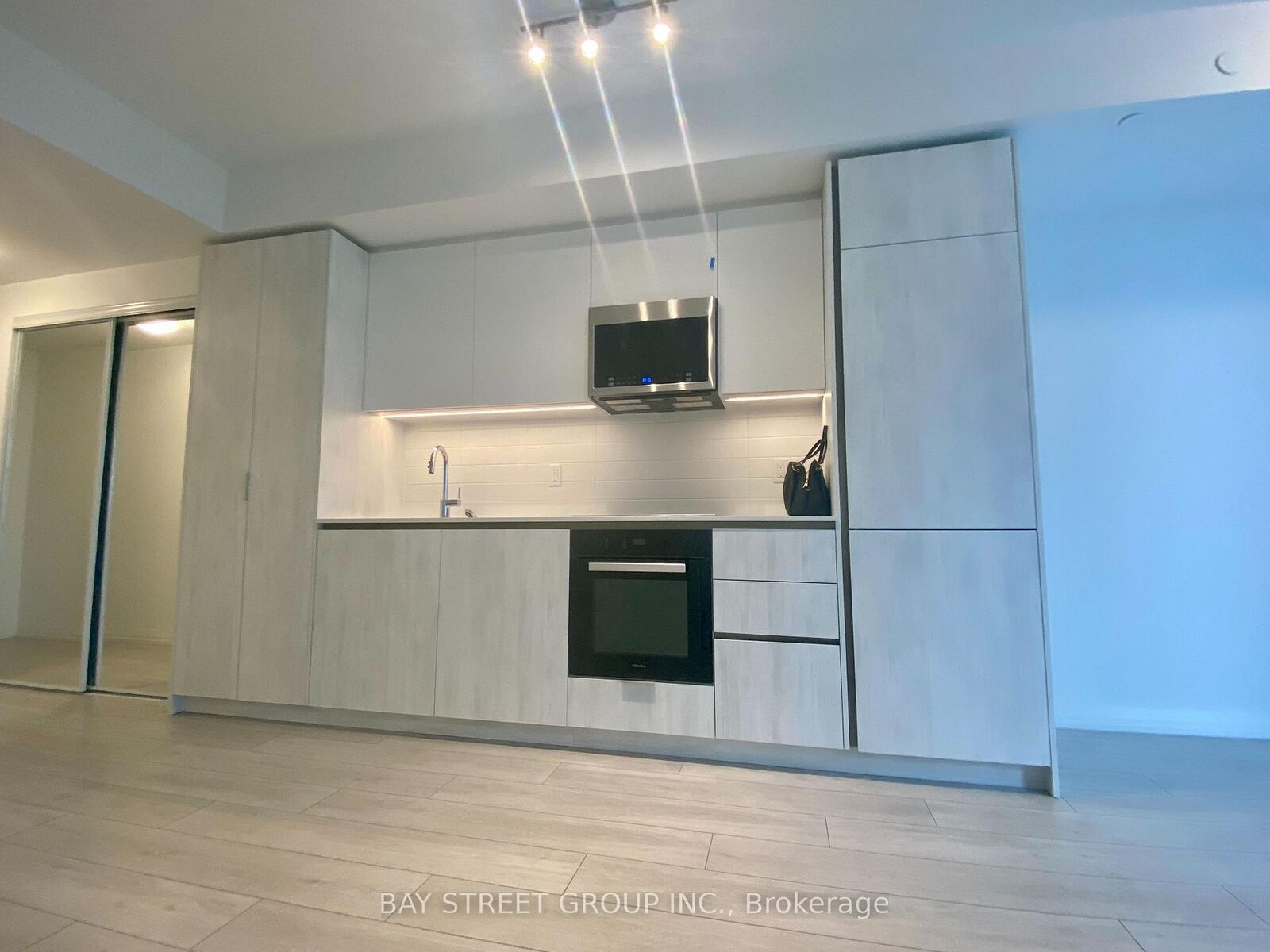 Property Photo:  400 King Street W 2812  ON M5V 0X8 