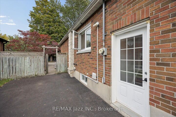 Property Photo: 315 Cadillac Avenue S ON L1H 5Z9