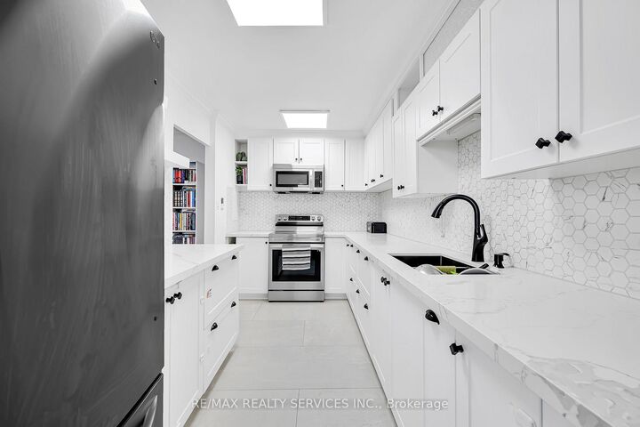 Property Photo:  180 Markham Road 1701  ON M1M 2Z9 