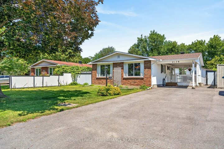 Property Photo:  2179 Erinbrook Crescent  ON K1B 4J7 