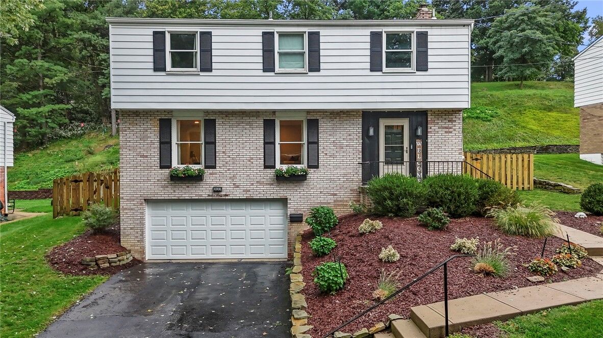 Property Photo:  1266 Delfield Dr  PA 15102 