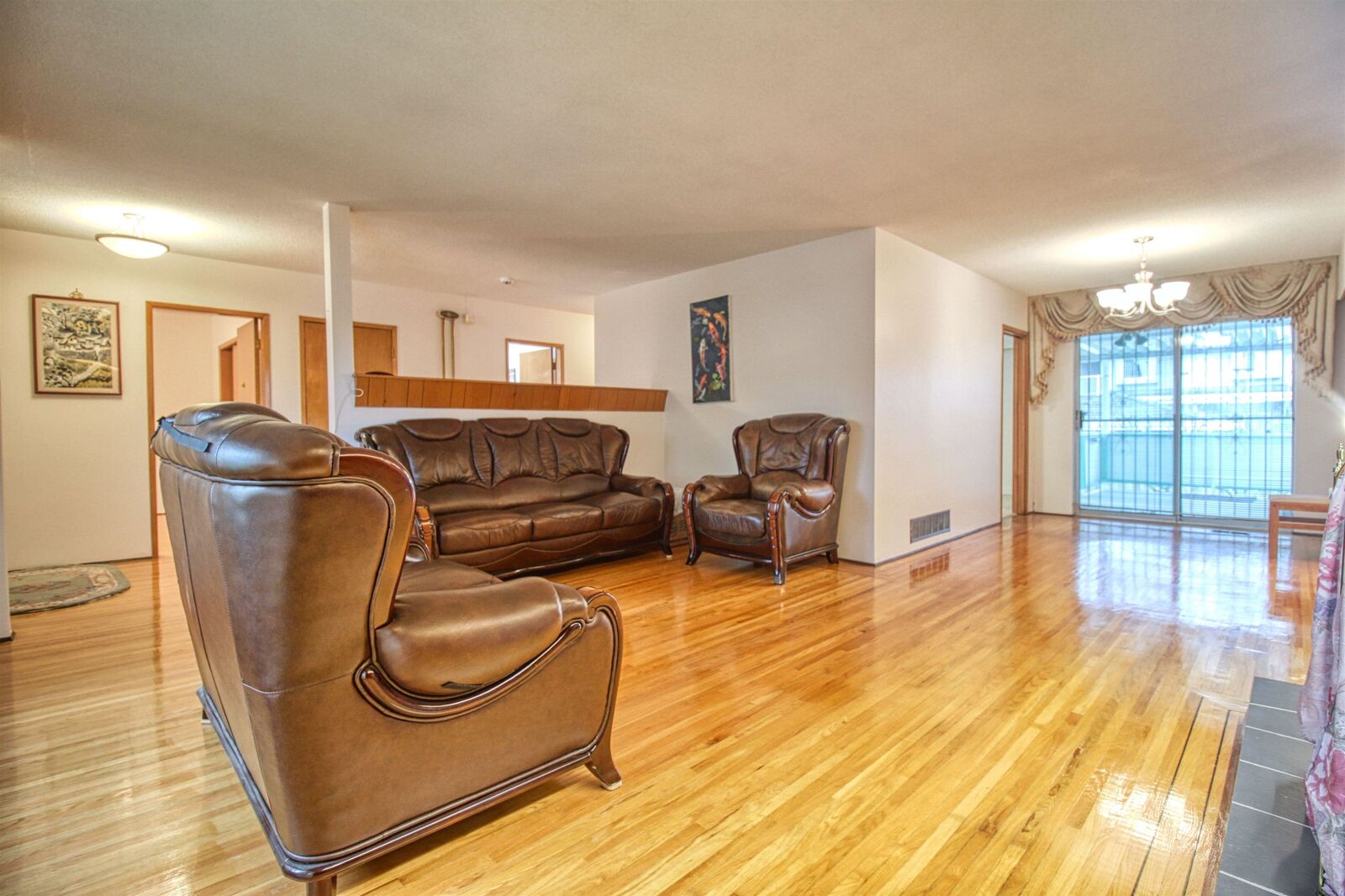 Property Photo:  904 E 52nd Avenue Top  BC V5X 1H2 