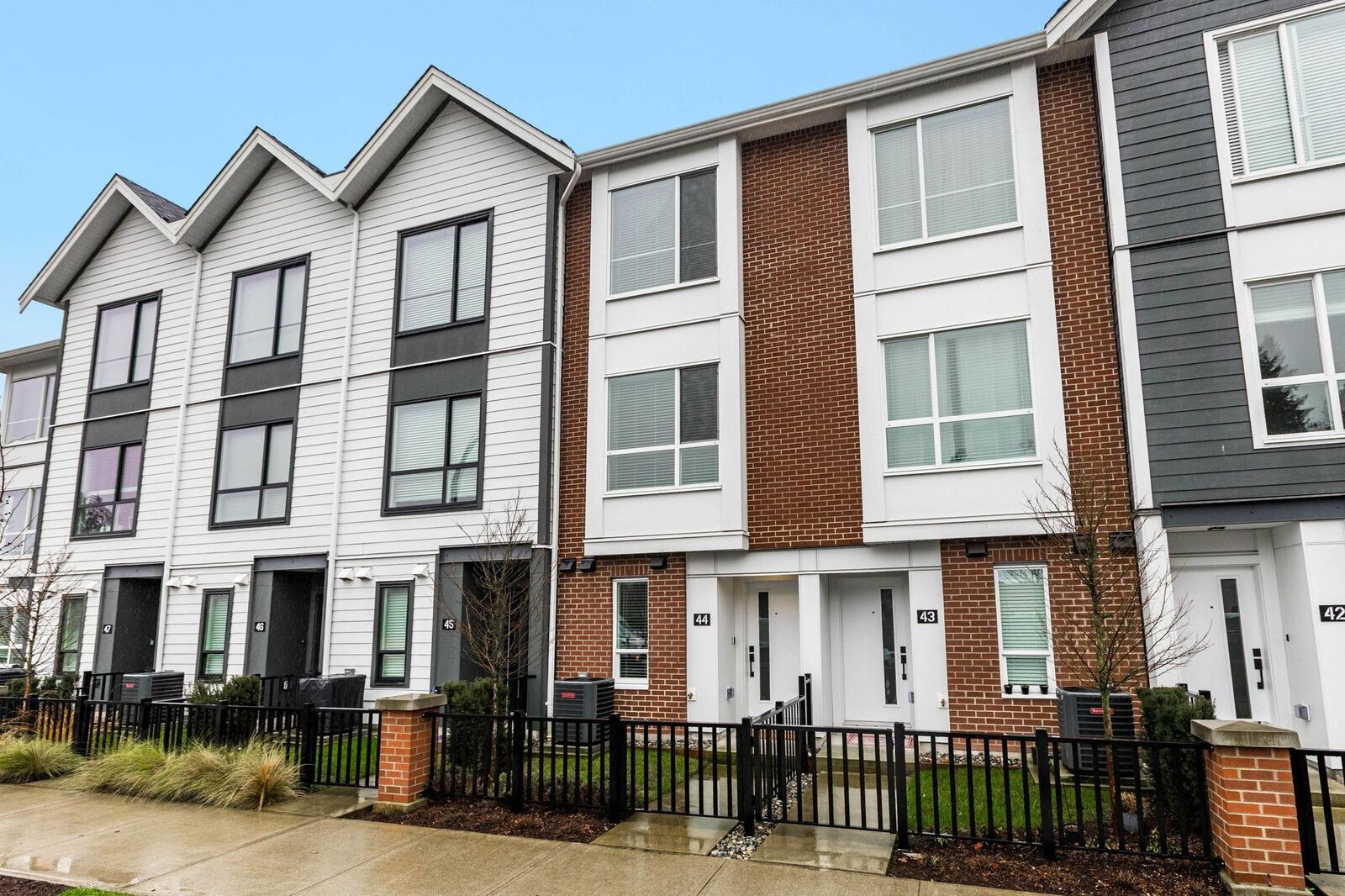 Property Photo:  2886 Montrose Avenue 44  BC V2S 0N7 