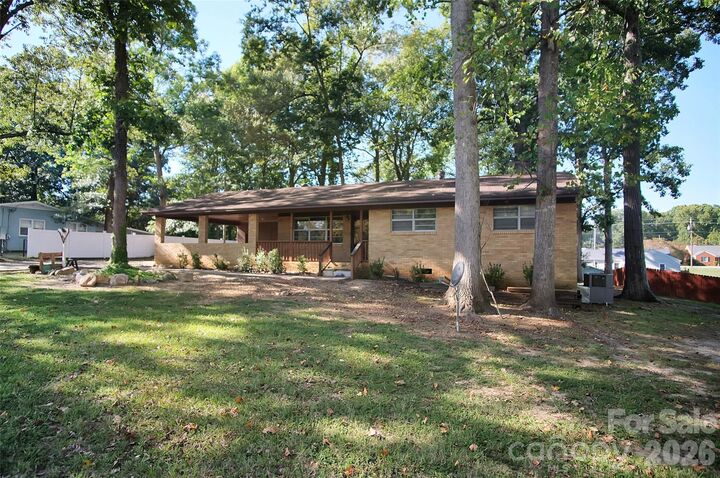 Property Photo: 805 Woodside Drive NC 28086