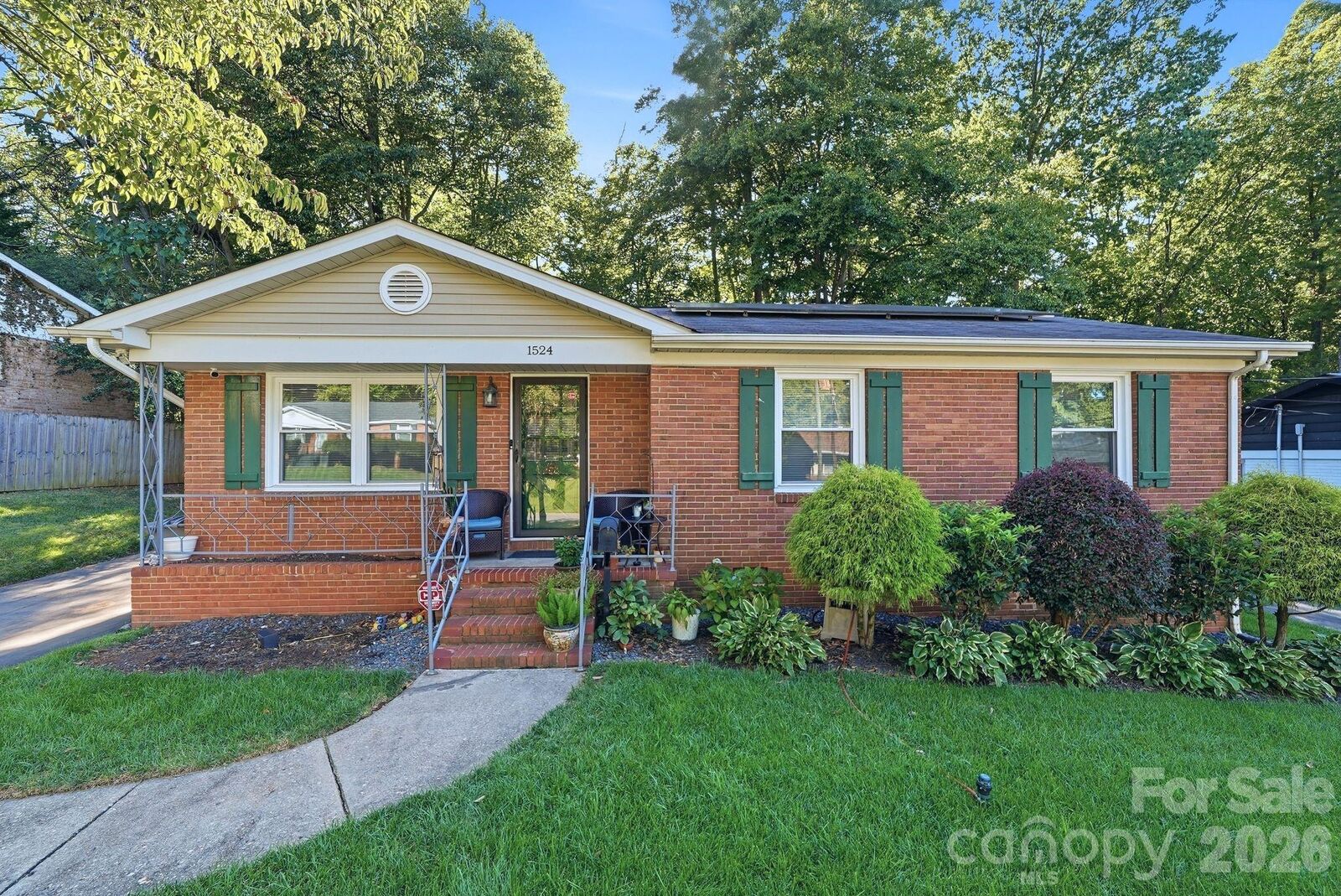 Property Photo: 1524 Lanewood Place NC 28208