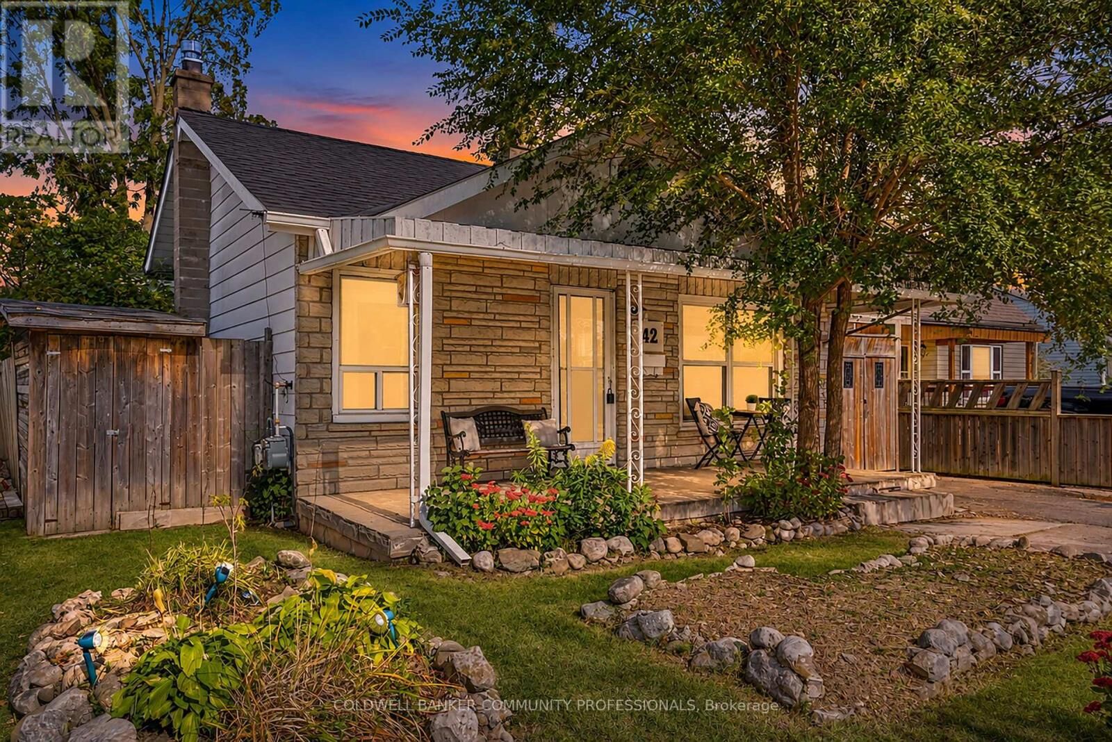 Property Photo:  42 Sanderson Street  ON N3S 2V2 
