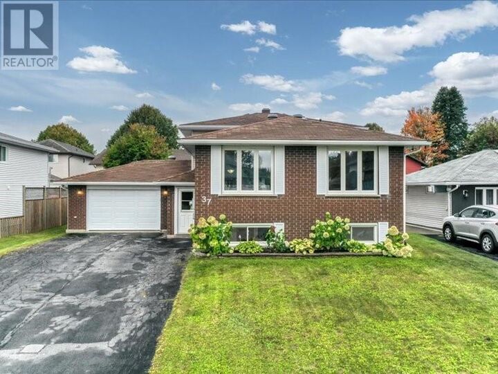 Property Photo:  37 Plumtree Crescent  ON P3B 4G7 