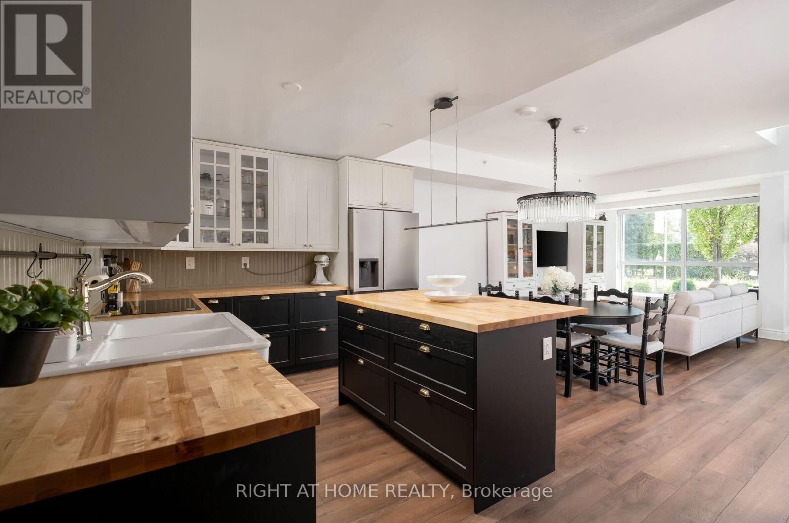 Property Photo: 1350 Kingston Road Th10 ON M1N 1P9
