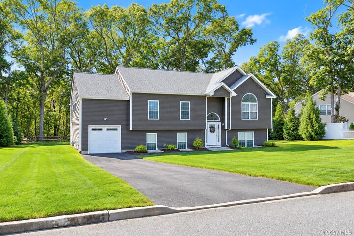 Property Photo:  77 Maple Wood Lane  NY 11901 