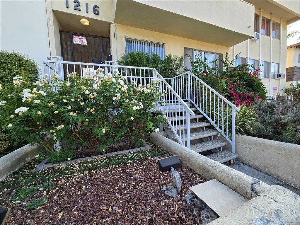 Property Photo:  1216 N Formosa N 3  CA 90046 