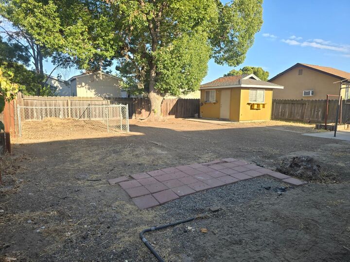 Property Photo: 530 Locust Avenue CA 95337