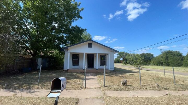 Property Photo:  1300 N 9th Street  TX 76306 