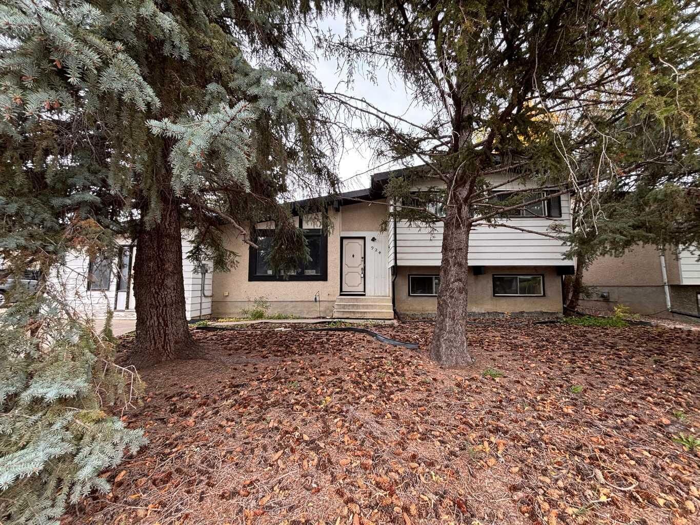 Property Photo:  924 19B Avenue  AB T1M 1B1 