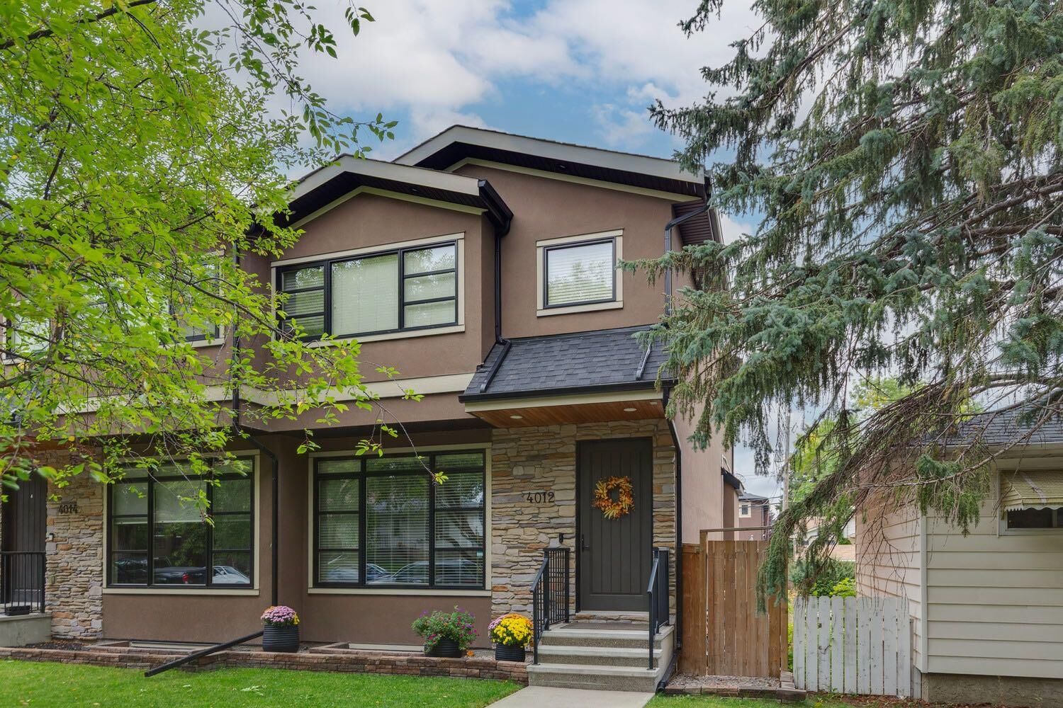 Property Photo:  4012 2 Street NW  AB T2K 0Y6 