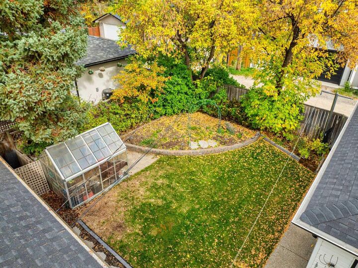 Property Photo:  4 Wildwood Drive SW  AB T3C 3C5 