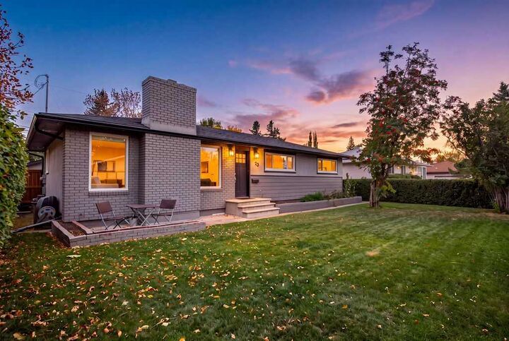 Property Photo:  23 Wellington Place SW  AB T3C 3C2 