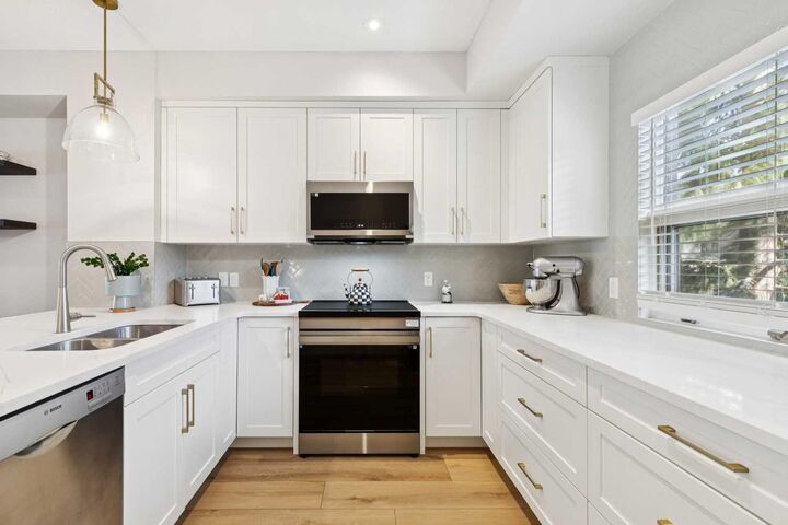 Property Photo:  1935 35 Street SW 7  AB T3E 2X4 