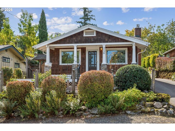 Property Photo:  3530 SW Falcon St  OR 97219 