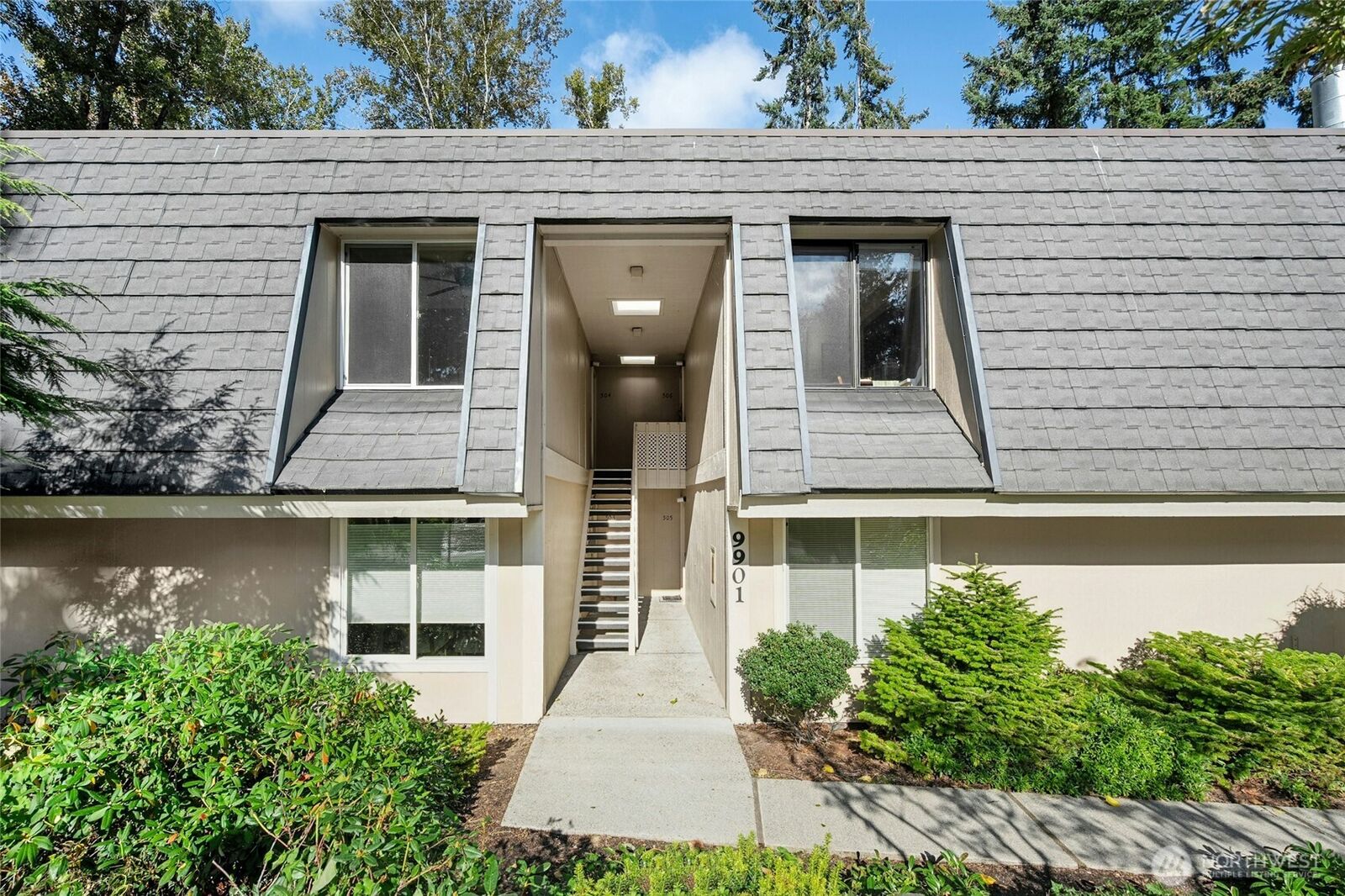 Property Photo: 9901 NE 124th Street 504 WA 98034