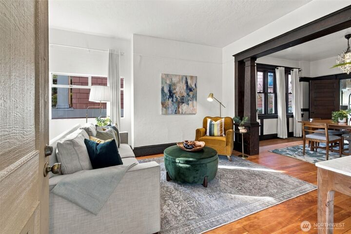 Property Photo:  1827  4th Avenue W  WA 98119 