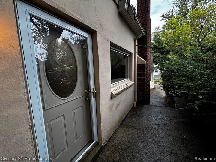 Property Photo:  19435 Angling Street  MI 48152 