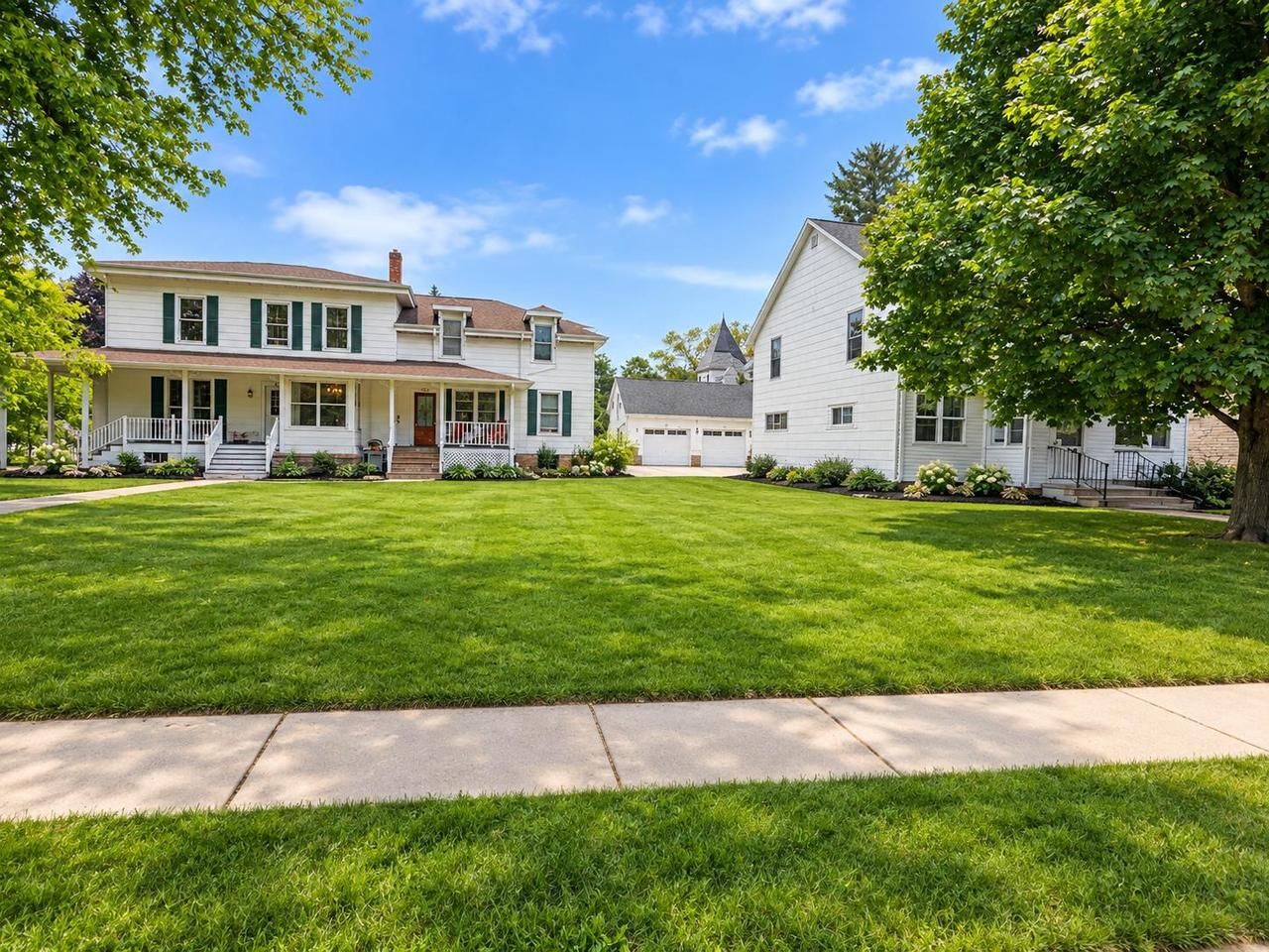 Property Photo: 307/327 E Main Street WI 53919