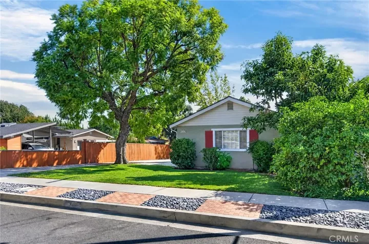Property Photo:  300 W Laurel Avenue  CA 91024 
