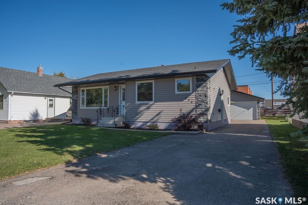 Property Photo:  624 10th Street  SK S0K 2A0 