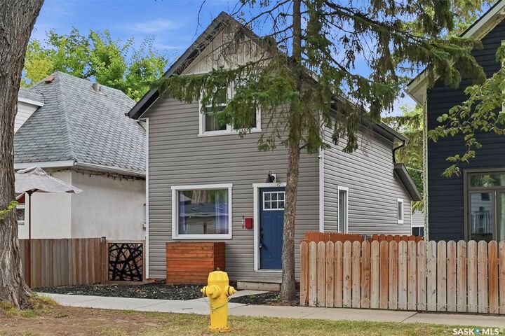 Property Photo:  420 I Avenue S  SK S7M 1Y4 