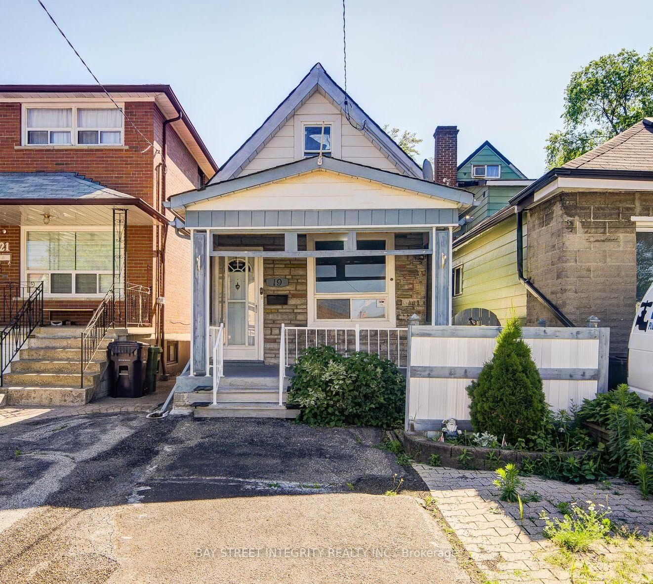 Property Photo:  19 Robinson Avenue  ON M1L 3S8 