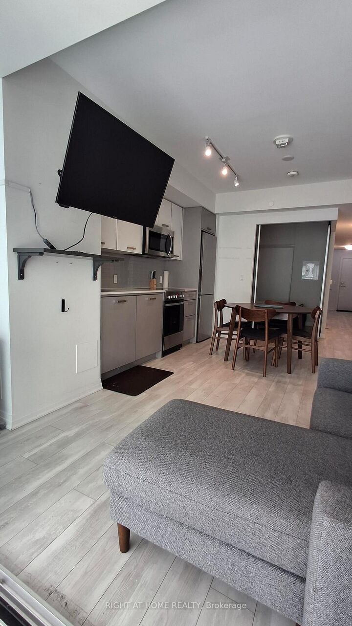 Property Photo:  1630 Queen Street E 211  ON M4L 0B3 